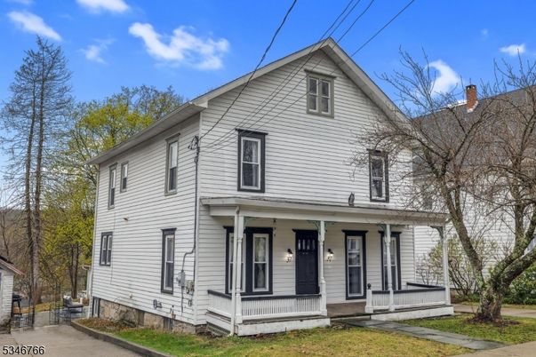 Exterior, Facade, Queen Anne Victorian