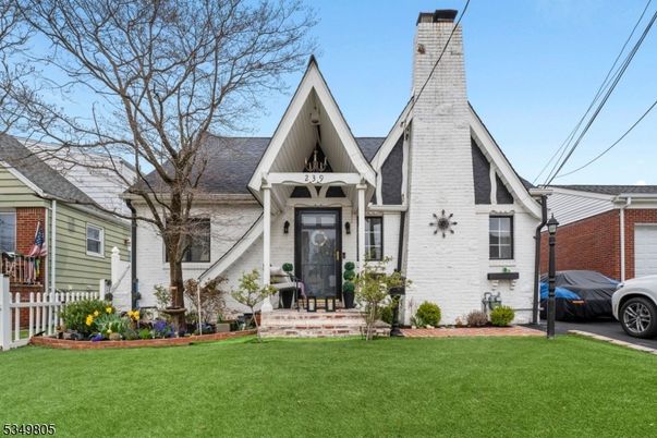 Exterior, Facade, Queen Anne Victorian