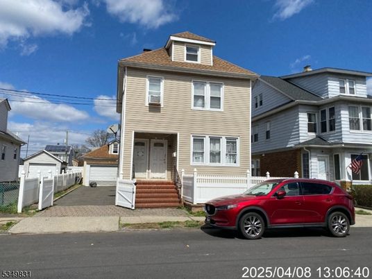 Attached, Exterior, Facade, Rowhouse