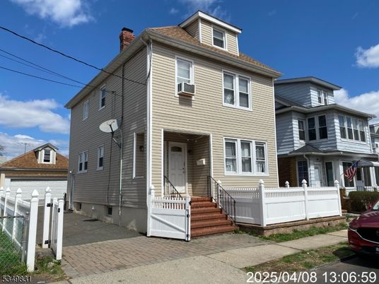 Exterior, Facade, American Foursquare