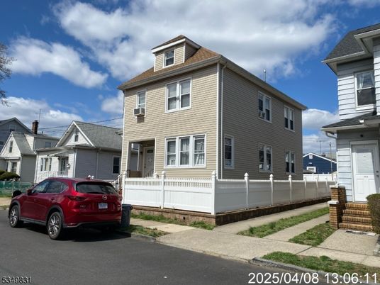 Exterior, Facade, American Foursquare