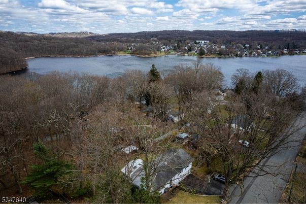 Exterior, Lake