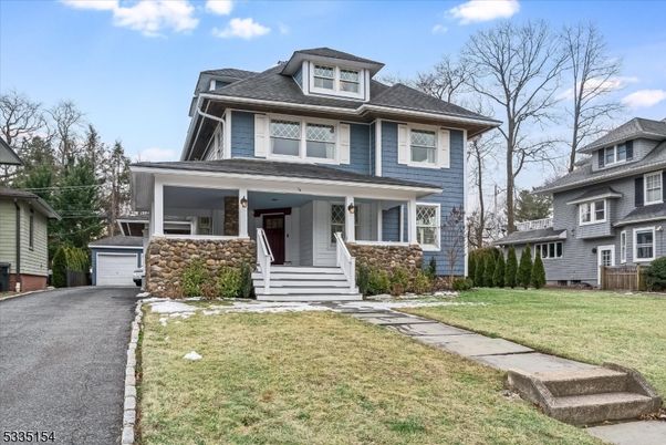 Exterior, Facade, American Foursquare