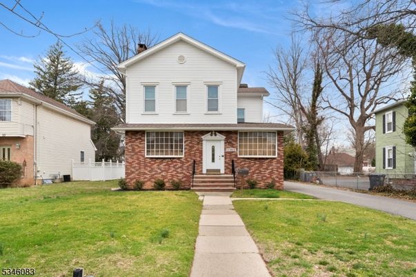 Exterior, Facade, Brick Facade, Split Level