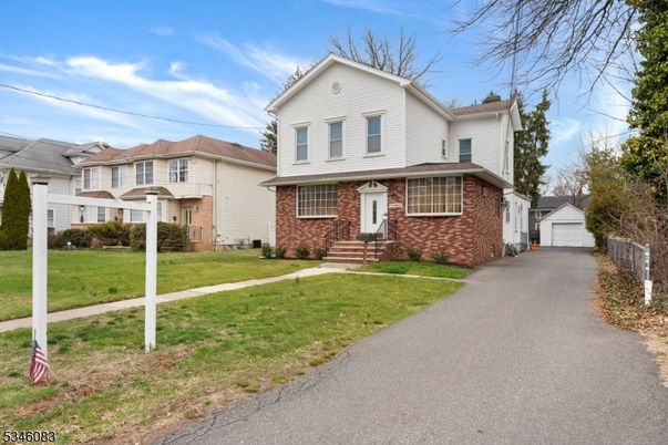 Exterior, Facade, Brick Facade, Split Level
