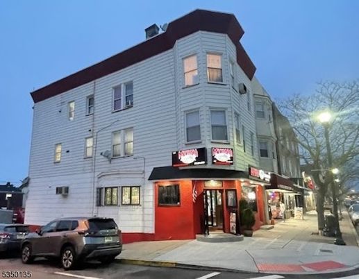 Exterior, Facade, Rowhouse