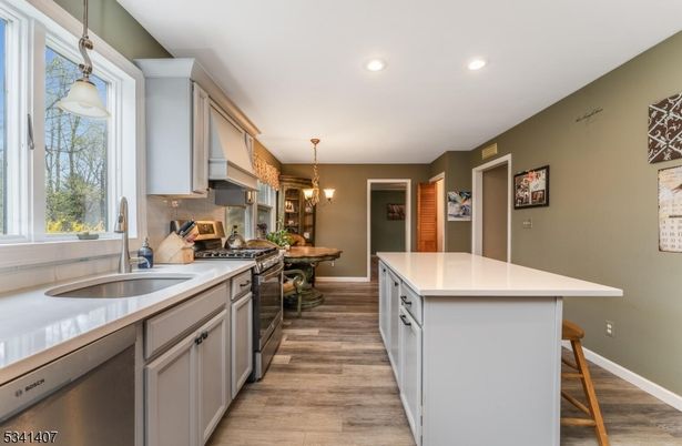 Dining room, Interior, Kitchen, Pendant Lights, Recessed Lighting, Wood Texture Flooring