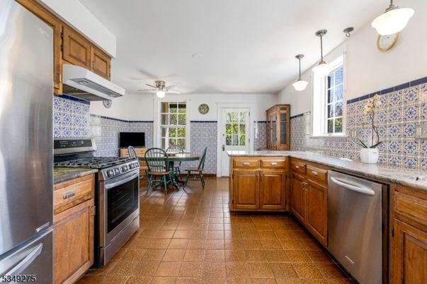 Dining room, Interior, Kitchen, Pendant Lights, Stainless Steel Appliances