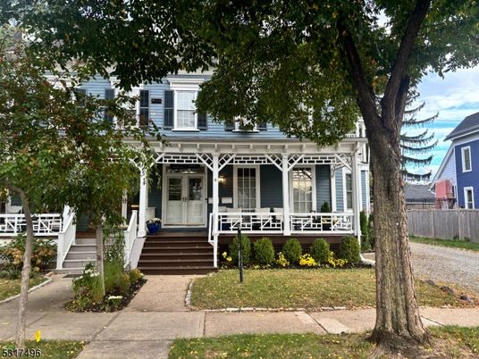 Exterior, Facade, American Foursquare