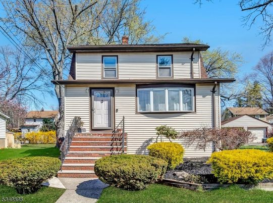 Exterior, Facade, American Foursquare