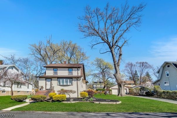 Exterior, Facade, American Foursquare