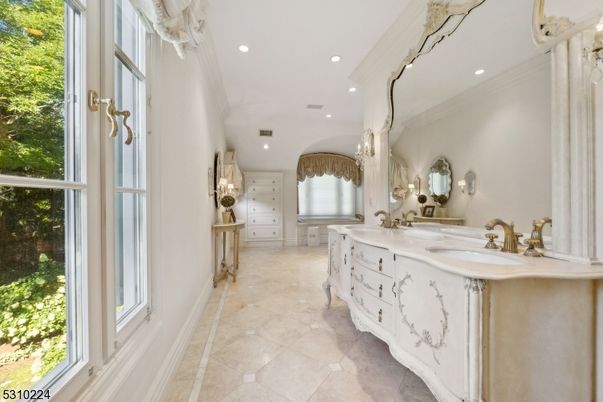 Bathroom, Dual Sink Vanities, Interior, Recessed Lighting