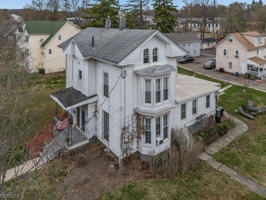 Exterior, Facade, Farmhouse