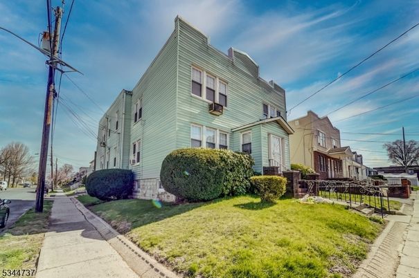 Exterior, Facade, Queen Anne Victorian