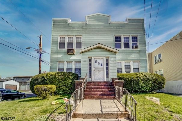 Exterior, Facade, Rowhouse