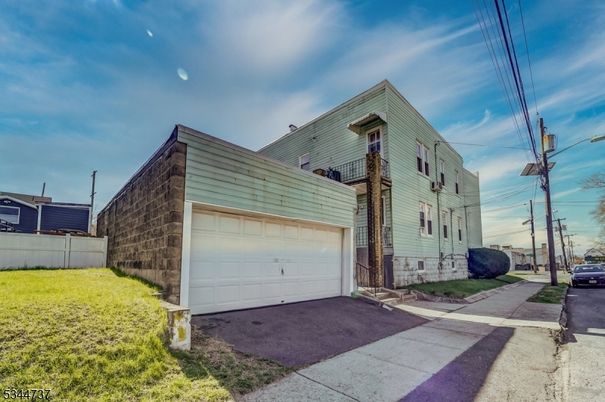 Attached, Exterior, Facade, None