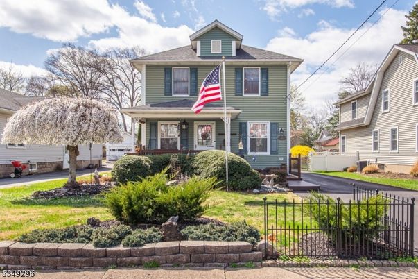 Exterior, Facade, American Foursquare