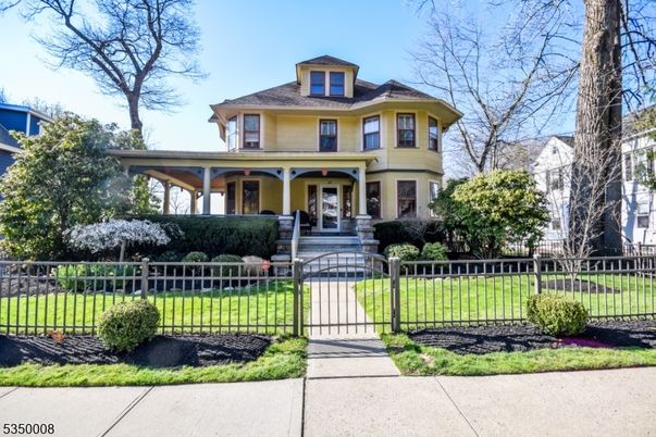 Exterior, Facade, American Foursquare