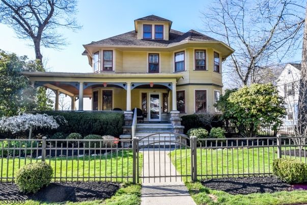 Exterior, Facade, American Foursquare