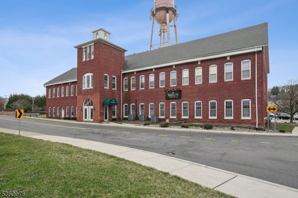 Exterior, Facade, Brick Facade, Georgian