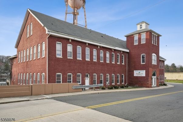 Exterior, Facade, Brick Facade, Georgian