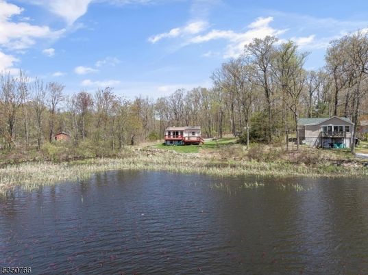 Exterior, Lake