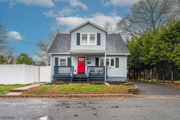 Exterior, Facade, Cape Cod
