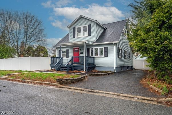 Exterior, Facade, Cape Cod
