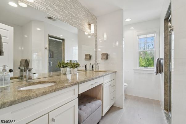 Bathroom, Dual Sink Vanities, Interior, Recessed Lighting