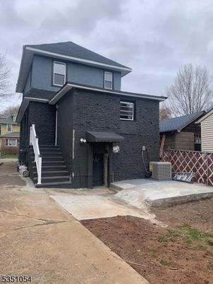 Exterior, Facade, Brick Facade, American Foursquare