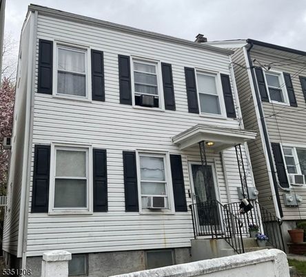 Exterior, Facade, Rowhouse