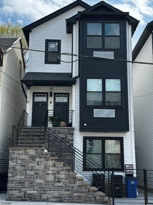 Exterior, Facade, Rowhouse