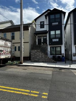 Exterior, Facade, Rowhouse