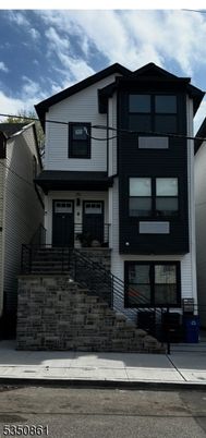 Exterior, Facade, Rowhouse