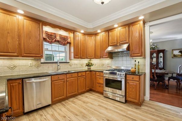 Dining room, Interior, Kitchen, Recessed Lighting, Stainless Steel Appliances, Wood Texture Flooring