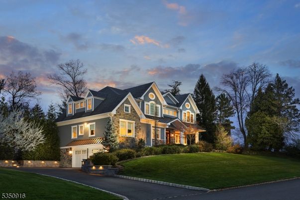 Attached, Exterior, Facade, Queen Anne Victorian