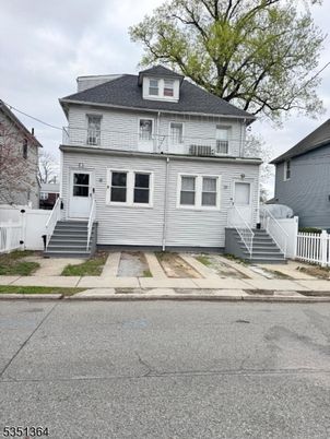 Attached, Exterior, Facade, American Foursquare