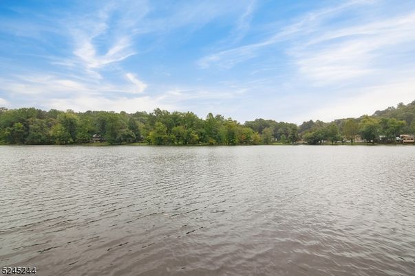 Exterior, Lake