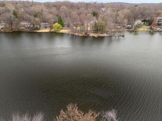Exterior, Lake