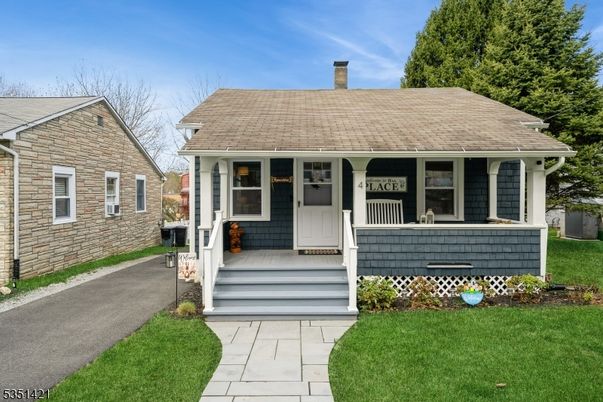 Exterior, Facade, Cape Cod
