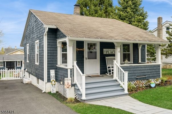 Exterior, Facade, Cape Cod
