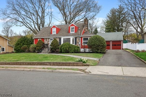 Attached, Exterior, Facade, Cape Cod