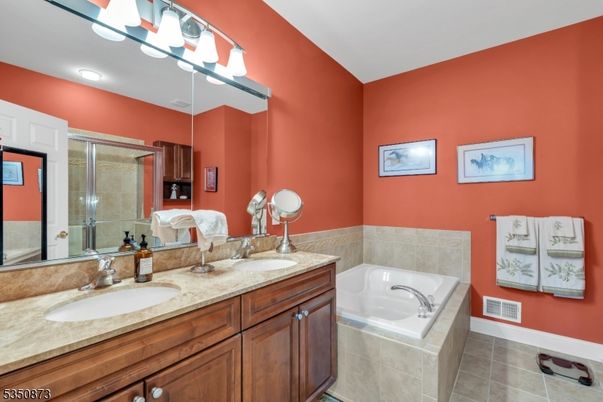 Bathroom, Dual Sink Vanities, Interior, Recessed Lighting