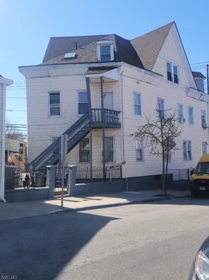 Exterior, Facade, Rowhouse