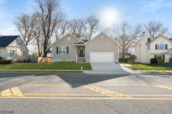 Attached, Exterior, Facade, Ranch