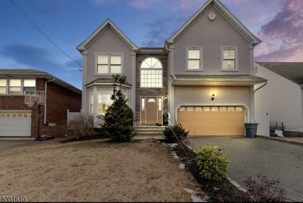 Attached, Exterior, Facade, American Craftsman