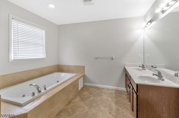 Bathroom, Dual Sink Vanities, Interior, Recessed Lighting