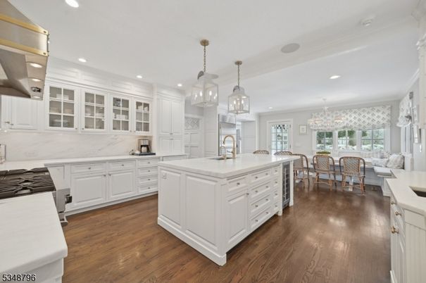 Chandelier, Dining room, Interior, Kitchen, Pendant Lights, Recessed Lighting, Stainless Steel Appliances, Wood Texture Flooring