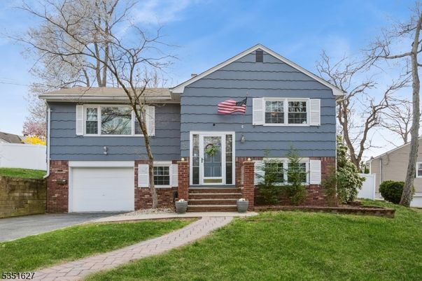 Attached, Exterior, Facade, Brick Facade, Raised Ranch