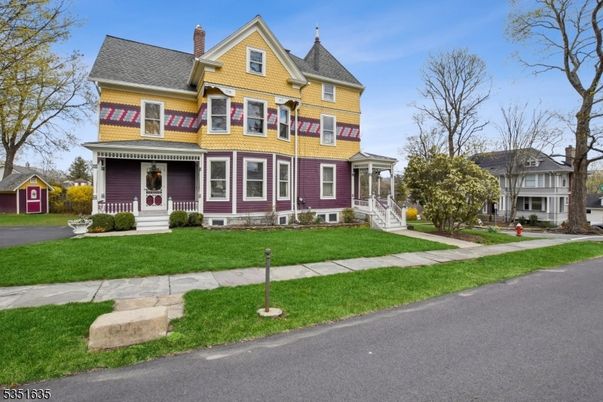 Exterior, Facade, Queen Anne Victorian